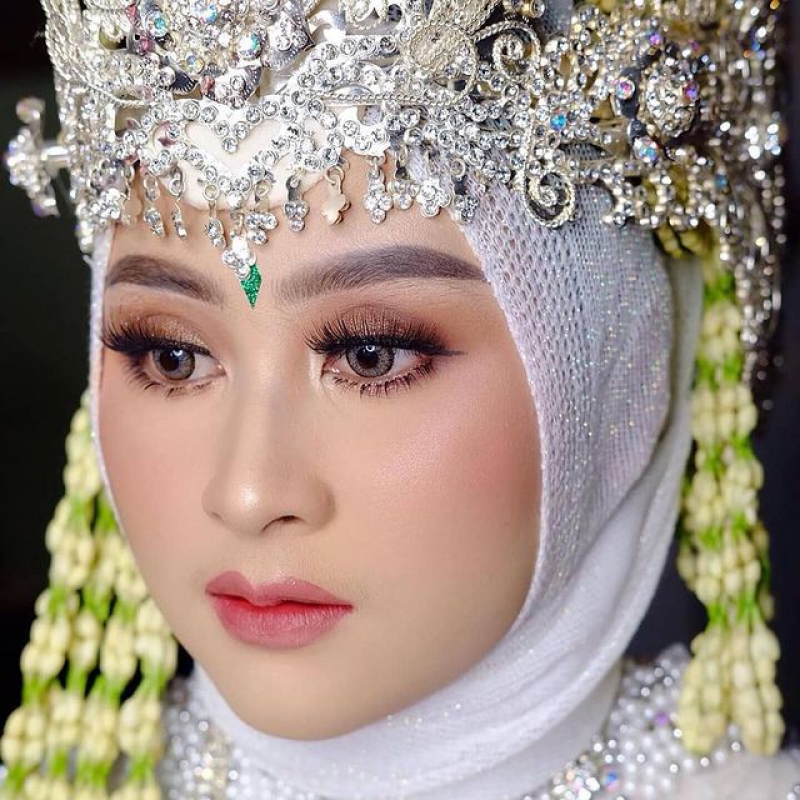 #alhamdulillahhallal @nisrinadf #samawa💖 #makeupakad @kikyrahmadini.makeup #crowntail @kyra_weddingplanner 
