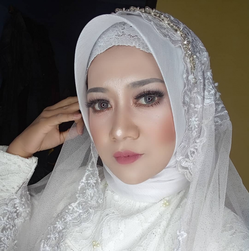 Alhamdulillah HalalðŸ¤—ðŸ¤—ðŸ’•#samawa #stilljannah 
Makeupakadhijab Bymeâœ¨
#nikahmuda#nikahyuk#makeupartist#muabandung#makeupakad#akadduluaja#deviayoosef#kaehairstudio#salonbandungtimur   